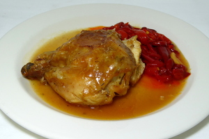 Pollo asado con tomate y pimientos