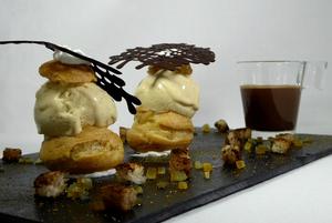 Chouquettes con helado y pan de especias, confitura de naranja amarga, chupito de chocolate y chantilly