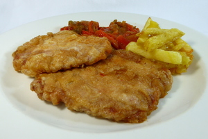 Marinated and battered pork loin with green and red pepper stew and chips