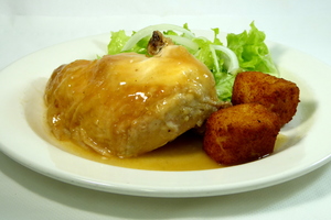 Pollo asado con croquetas y ensalada