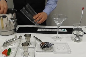 Mise in place of cocktails: mixing glass