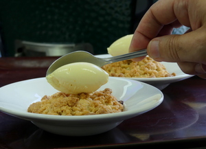 Sagarrezko crumble-a bainilla izozkiarekin