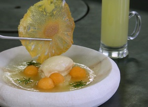 Sopa fría de melón y menta con helado de plátano 