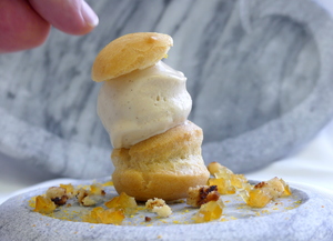 Chouquettes con helado y pan de especias, confitura de naranja amarga, chupito de chocolate y chantilly