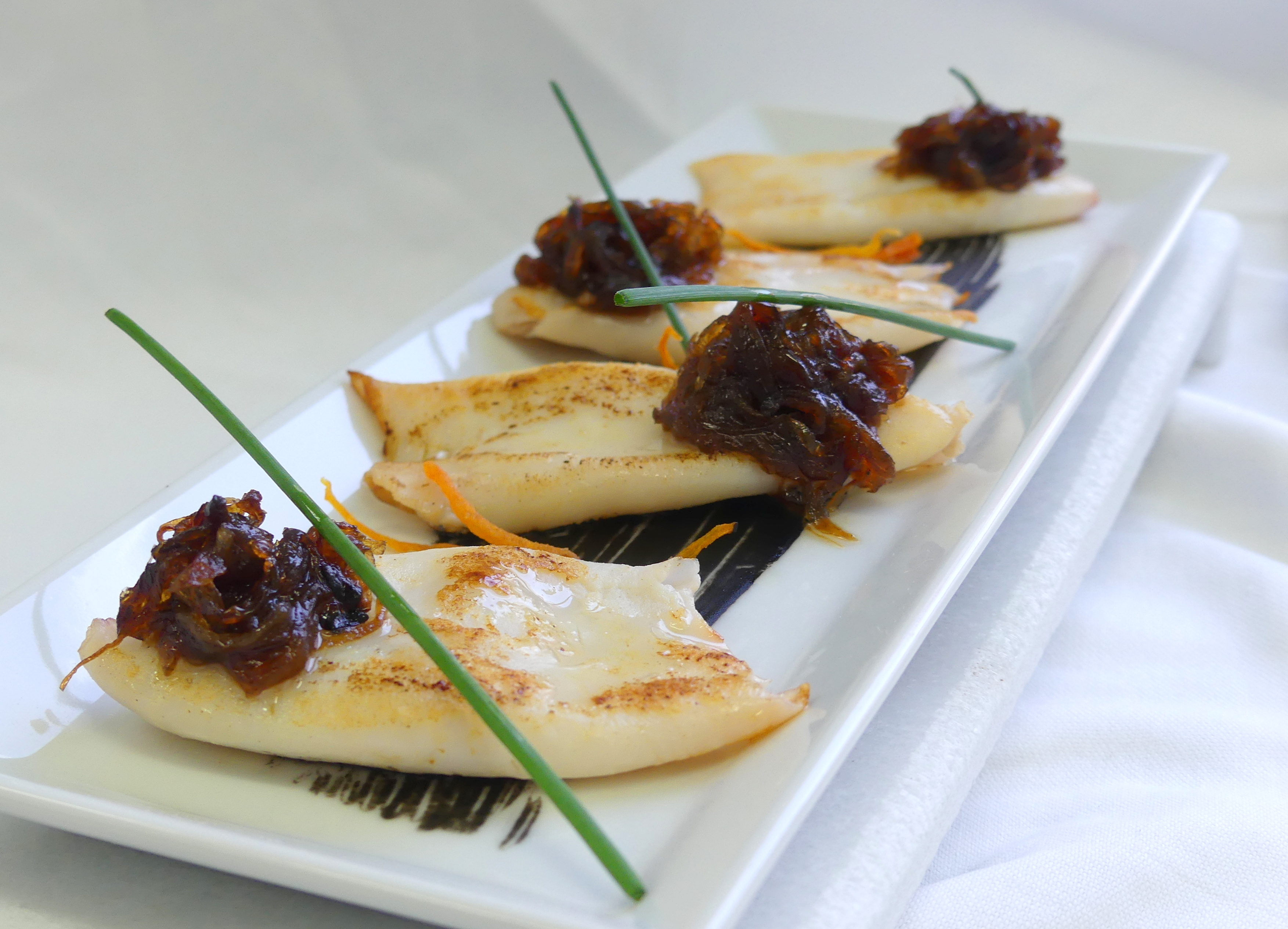 Mordrin No puedo leer ni escribir cobija Chipirones ahumados y confitura especiada de cebolla morada de Zalla - Gastronomía Vasca: Escuela de Hostelería Leioa Mordrin No puedo leer ni escribir cobija Chipirones ahumados y confitura especiada de cebolla morada de Zalla - Gastronomía Vasca: Escuela de Hostelería Leioa