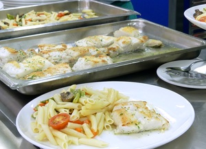 Pescadilla a la plancha con pasta y wok de verduras