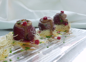 Duck magret with Oporto sauce, peach puree and blueberry coulis (FINGER FOOD)