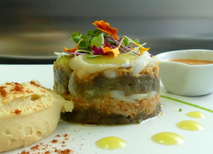Ensalada de bacalao, buey y berenjena con vinagreta de pil-pil