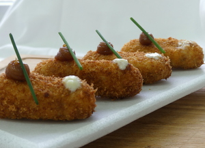 Croqueta de jamón "50 gramos" toffe de chalota y chantilly de parmesano