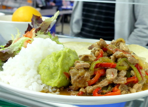Tacos de soja con verduras, guacamole y arroz