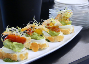 Avocado and mayonnaise pintxo with prawns 