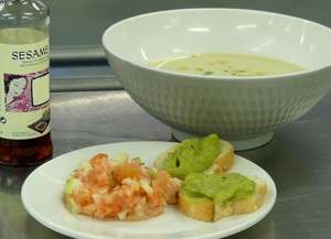 Vichyssoise con tartar de salmón, tomate, manzana granny y tosta de guacamole