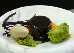 Cuajado de chocolate con helado de Té Early Grey y esponja de pistacho