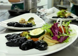 Chipirones en su tinta con parrillada de verduras
