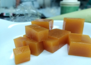 Agar agar de  melocotón-curry