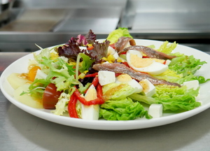 Ensalada de cogollos, queso fresco y anchoas en salazón