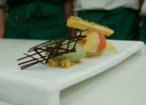 Financier de pera y pomelo con hojaldre de frutos secos y helado de pistacho