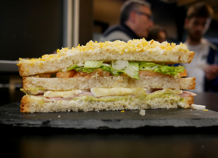 Sandwich vegetal con jamón york, queso y aguacate