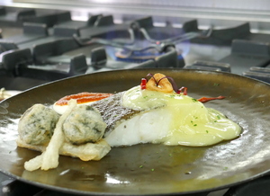 Bacalao al pilpil con coliflor y penca