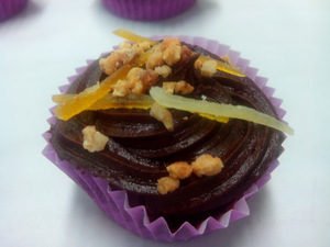 Cup Cake de chocolate Crema de chocolate, tiras de naranja
