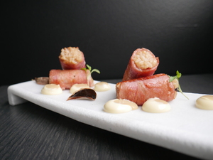 Fardos de arroz y panceta con alioli de ajo negro