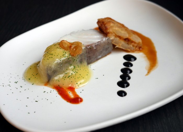 Cod pil-pil style with Derio stalk stuffed with crab (TAPA)