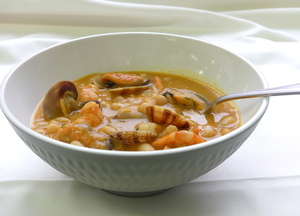 White beans stew with clams, shrimps and mussels