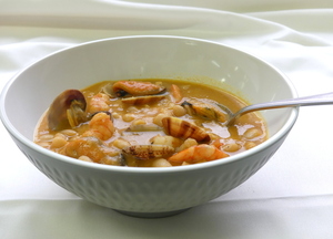 Alubias blancas con almejas, gambas y mejillones