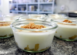 Yogurt cream with pineapple and crumble