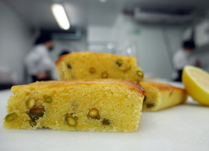 Brownie de chocolate blanco, pistachos y limón