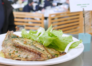Roasted mackerel with lettuce salad