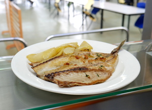 Grilled mackerel with sliced golden potatoes