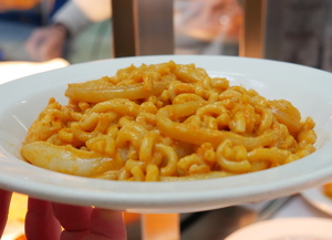 Fideuá de calamares, mejillones y gambas