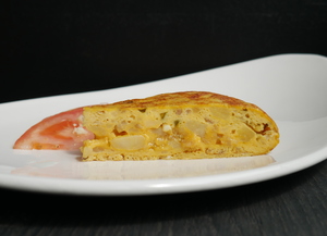 Tortilla de patata con cebolla y pimiento verde  