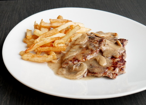 Veal fillets with chips and mushrooms