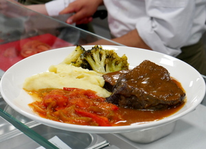 Carrilleras de añojo estofadas al Pedro Ximénez con puré de patata y piperrada