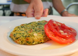 Tortilla de patatas paisana con espinacas y pimiento rojo