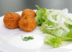 Falafel entsalada eta yogurt  saltsarekin