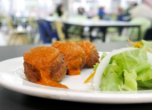 Albóndigas de verduras con ensalada de maíz