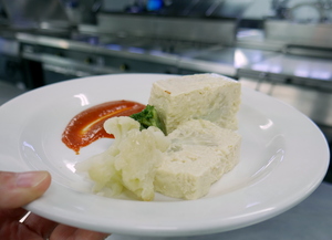 Pudin de coliflor en salsa vizcaína