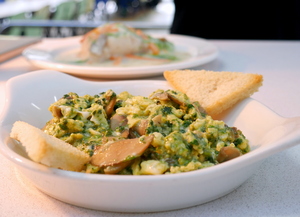 Scrambled eggs with spinach and mushrooms