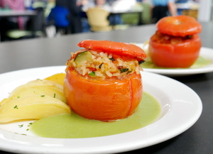 Gemistá, Tomate relleno de arroz al horno