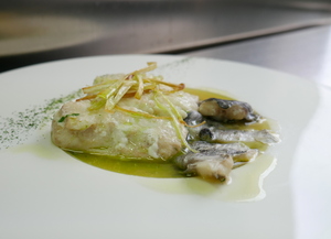 Hake fillets in green sauce with kokotxas 