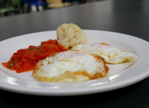 Huevos fritos con piperrada y coliflor