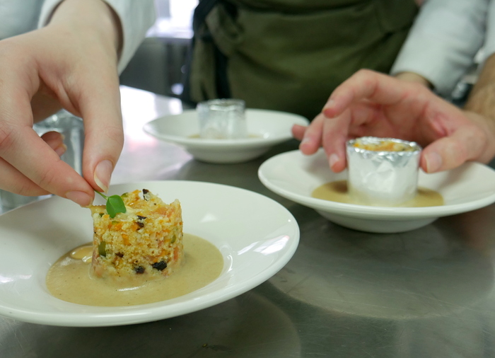 Cuscús de coliflor con crema de anchoas en salazón y emulsión de hortalizas asadas (TAPA)