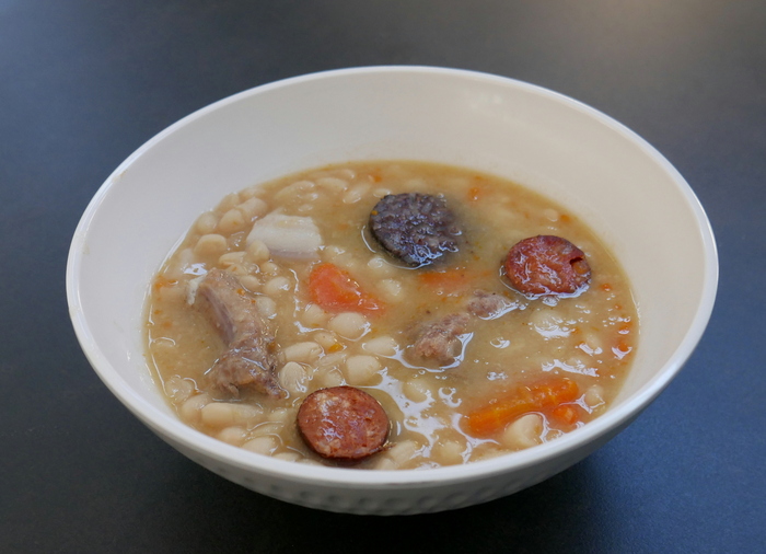 Haricot beans stew with blood sausage 