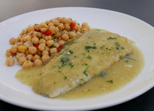 Bacalao con crema de pimiento verde con garbanzos salteados