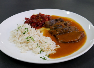 Carrilleras de añojo braseadas con arroz y pimientos caramelizados