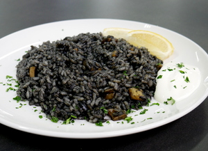 Arroz negro en Mimcook acompañado de salsa alioli