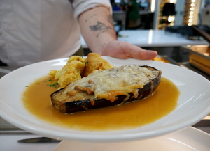 Berenjenas rellenas  de verduras y flores de coliflor 